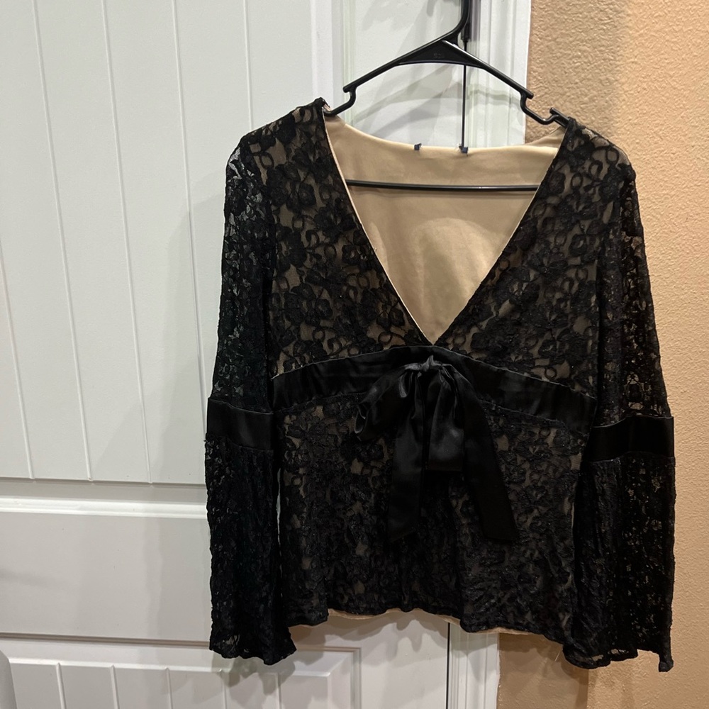 Long sleeve V-neck lace  black top